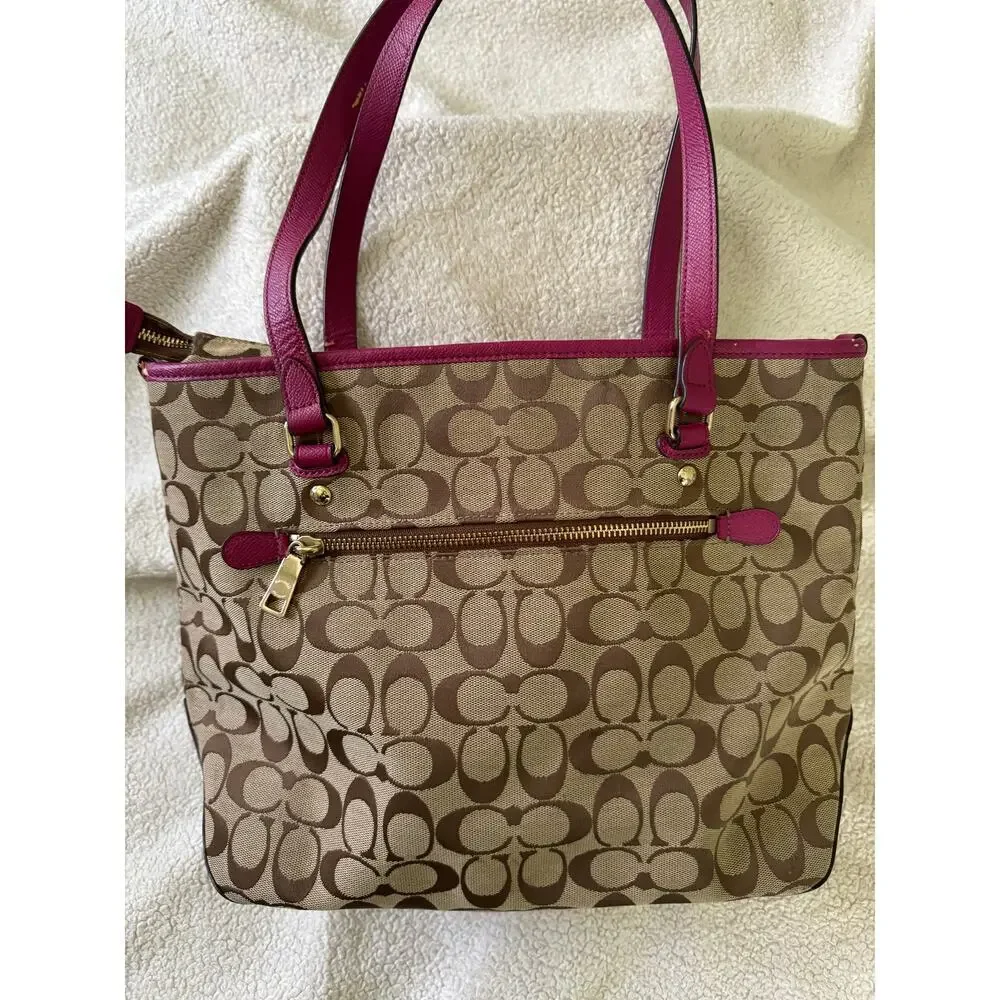 Coach 12cm Signature Zip Top “City Tote”.